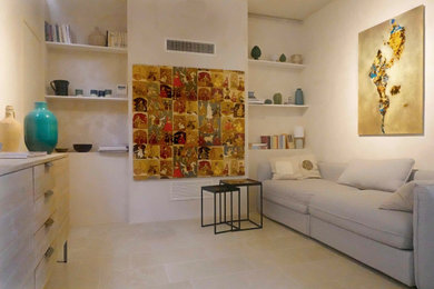 Imagen de salón bohemio con paredes beige y suelo beige