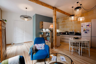 Источник вдохновения для домашнего уюта: изолированная гостиная комната среднего размера в стиле неоклассика (современная классика) с синими стенами, светлым паркетным полом и белым полом