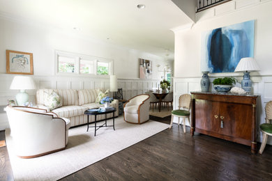 Immagine di un piccolo soggiorno classico aperto con sala formale, pareti bianche, parquet scuro e boiserie