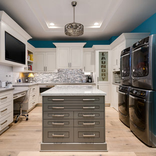 フェニックスのトランジショナルスタイルのおしゃれな家事室 (白いキャビネット、青い壁、淡色無垢フローリング、ベージュの床) の写真