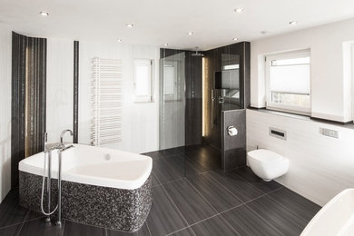 Mittelgroßes Modernes Duschbad mit Aufsatzwaschbecken, weißen Schränken, freistehender Badewanne, bodengleicher Dusche, Wandtoilette mit Spülkasten, grauen Fliesen, Keramikfliesen, weißer Wandfarbe und Keramikboden in Dortmund