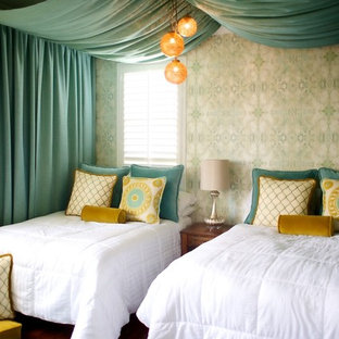 Mittelgroßes Mediterranes Gästezimmer mit bunten Wänden und braunem Holzboden in Los Angeles