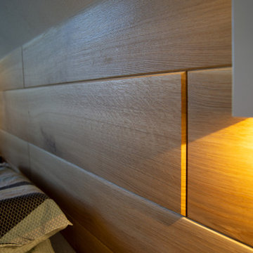 Bett und Rückwand aus Eiche
