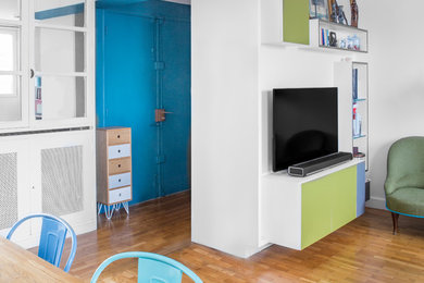 Foto de salón abierto moderno pequeño con paredes blancas, suelo de madera clara, suelo marrón y televisor independiente
