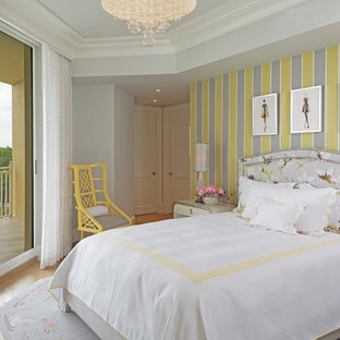 Foto de habitación de invitados tradicional renovada, grande, con paredes multicolor, suelo de madera clara y suelo marrón