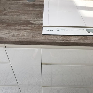 Cuisine blanche et bois ouverte par une verrière sur le salon