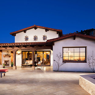 Großes, Zweistöckiges, Weißes Klassisches Haus mit Lehmfassade und Ziegeldach in San Diego