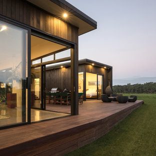 他の地域の中サイズのコンテンポラリースタイルのおしゃれな裏庭のデッキ (日よけなし) の写真