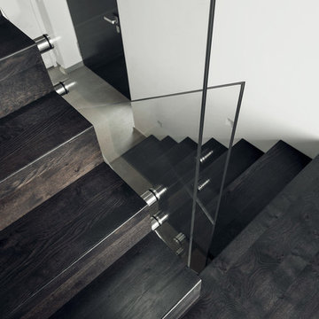 Moderne Faltwerktreppe mit Glasgeländer in Neubau in Luxemburg
