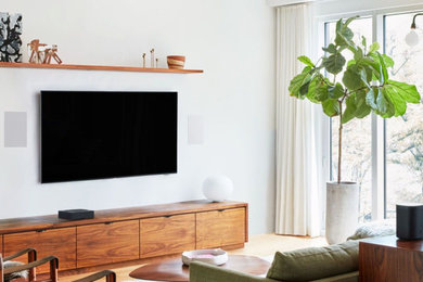 Diseño de sala de estar cerrada moderna de tamaño medio con televisor colgado en la pared