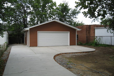 Detached Garage & Driveway