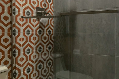 タンパにある中くらいなおしゃれな浴室 (グレーのタイル、磁器タイル) の写真