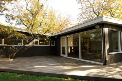 Example of a transitional deck design in New York