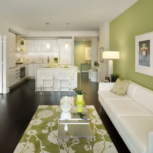 Foto på ett funkis allrum med öppen planlösning, med gröna väggar, mörkt trägolv och svart golv