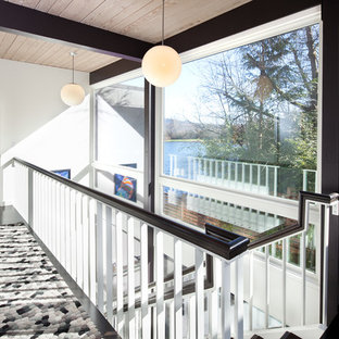 Inspiration för retro hallar, med vita väggar och mörkt trägolv