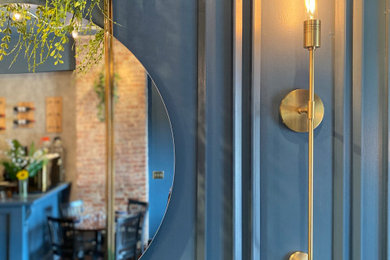 Diseño de comedor ecléctico con paredes azules, suelo de madera oscura y todos los tratamientos de pared