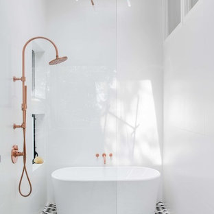 Immagine di una stanza da bagno padronale moderna di medie dimensioni con ante lisce, ante in legno chiaro, vasca freestanding, doccia aperta, WC a due pezzi, piastrelle bianche, piastrelle in gres porcellanato, pareti bianche, pavimento in marmo, lavabo integrato, top in marmo, pavimento multicolore, doccia aperta e top grigio