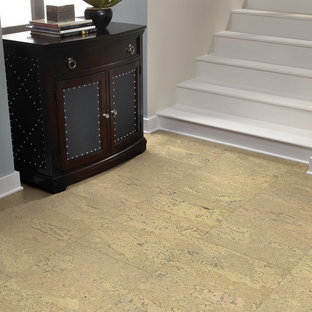 Idéer för en mellanstor klassisk hall, med grå väggar och korkgolv