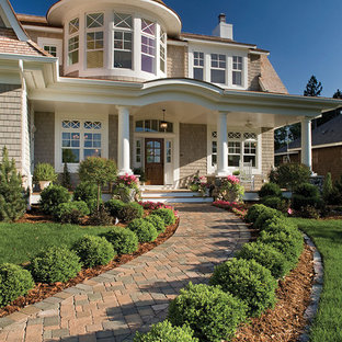 セントルイスのヴィクトリアン調のおしゃれな二階建ての家 (木材サイディング) の写真