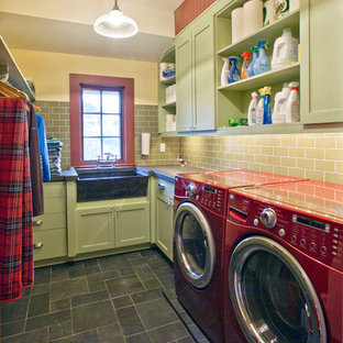 ソルトレイクシティの中サイズのカントリー風おしゃれな洗濯室 (シェーカースタイル扉のキャビネット、緑のキャビネット、エプロンフロントシンク、コンクリートカウンター、白い壁、スレートの床、左右配置の洗濯機・乾燥機) の写真