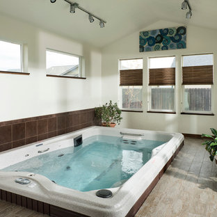 Kleiner, Gefliester Moderner Indoor-Pool in rechteckiger Form in Sonstige