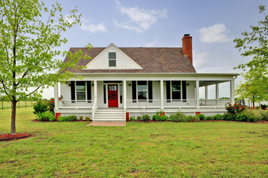 Farmhouse exterior home idea in Dallas
