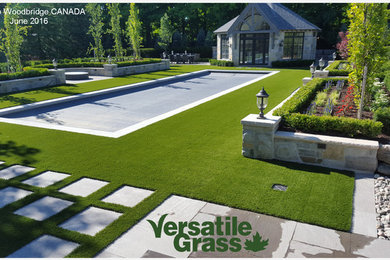 Inspiration for a traditional landscaping in Toronto.