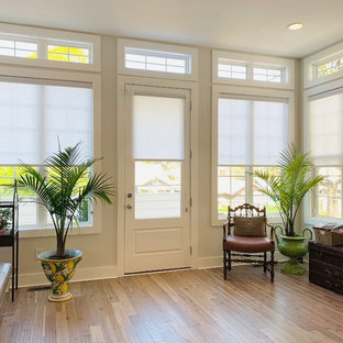 Inspiration för eklektiska foajéer, med en enkeldörr, en vit dörr, bambugolv, brunt golv och grå väggar