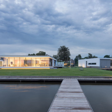 G House: lakeside villa and guest accommodation