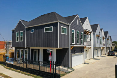 Diseño de fachada de casa gris y negra clásica pequeña de dos plantas con revestimiento de aglomerado de cemento, tejado de teja de madera y panel y listón