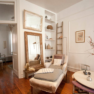 Foto de salón romántico con paredes blancas y suelo de madera en tonos medios