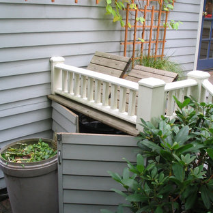 Kleiner, Schattiger Stilmix Garten im Sommer, hinter dem Haus mit Dielen in Seattle