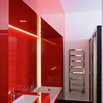 Carrés noir et blanc sur fond rouge / Suites, séjour et bureau