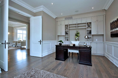 Example of a home office design in Toronto