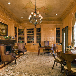 Inspiration för ett stort vintage arbetsrum, med beige väggar, en standard öppen spis, en spiselkrans i sten och ett fristående skrivbord