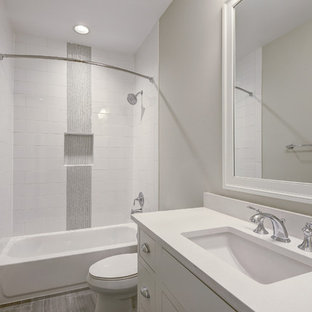 Immagine di una stanza da bagno minimalista di medie dimensioni con ante lisce, ante grigie, vasca da incasso, doccia alcova, WC monopezzo, piastrelle bianche, piastrelle diamantate, pareti grigie, pavimento in linoleum, lavabo rettangolare e top in granito