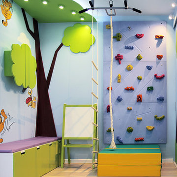 Детская комната и стена со скалодромом.
