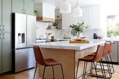Example of a minimalist kitchen design in San Francisco