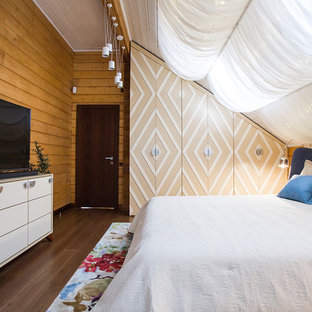 Пример оригинального дизайна: хозяйская спальня в современном стиле с коричневыми стенами, коричневым полом и темным паркетным полом