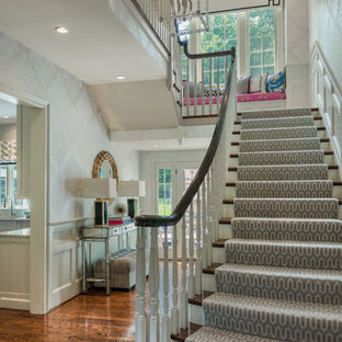 Удачное сочетание для дизайна помещения: фойе среднего размера в стиле современная классика с серебряными стенами, паркетным полом среднего тона и коричневым полом - самое интересное для вас