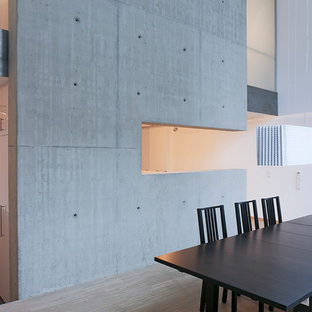 エッセンの中サイズのインダストリアルスタイルのLDKの画像 (グレーの壁、淡色無垢フローリング)