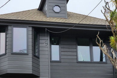 Diseño de fachada de casa gris y roja grande de tres plantas con revestimiento de vinilo, tejado a doble faldón y tejado de teja de madera