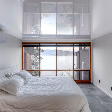 White high gloss ceiling in a "New York" style bedroom with lake view