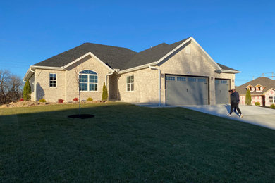 Arts and crafts home design photo in Other