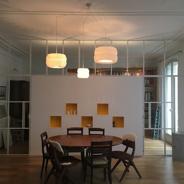 Verrière entre la salle à manger et salle vidéo