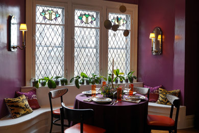 他の地域にあるトランジショナルスタイルのおしゃれなダイニング (朝食スペース、紫の壁、無垢フローリング、茶色い床) の写真