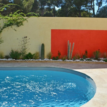 Piscine et Mur Rouge