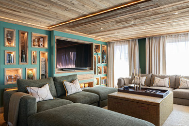 Aménagement d'un salon montagne avec un mur bleu, moquette, un téléviseur fixé au mur, un sol gris et un plafond en bois.