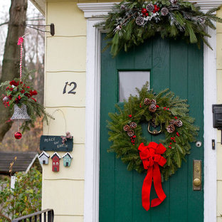 ニューヨークの片開きドアトラディショナルスタイルのおしゃれな玄関ドア (緑のドア) の写真