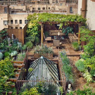 Geräumiger Eklektischer Dachgarten im Frühling mit Kübelpflanzen, direkter Sonneneinstrahlung und Natursteinplatten in New York